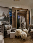 Intérieur de boutique à l’ambiance cocooning avec linge de maison, textiles naturels et décoration chaleureuse WARO