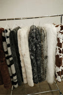 Collection de plaids en fausse fourrure WARO aux matières et textures iconiques