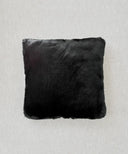 Coussin carré WARO en fausse fourrure panthère noire.