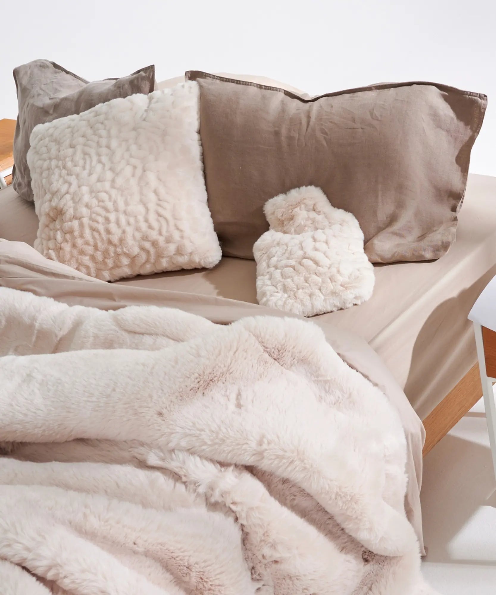 Coussin Fausse Fourrure - Galet blanc thumbnail 4