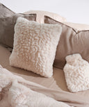coussin fausse fourrure galet blanc