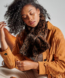 Écharpe en fausse fourrure léopard foncé, accessoire chaud et élégant pour l’hiver, portée ou présentée en détail