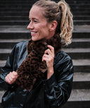 Echarpe fourrure leopard marron waro porte par une femme