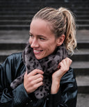 echarpe fourrure leopard gris waro porte par une femme
