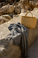 Fouta coton gris WARO au bord de mère avec franges apparentes et texture douce.
