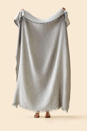 Fouta en coton gris WARO entièrement déployée, finition à franges et tissage élégant.