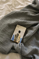 Détail des franges de la fouta en gaze de coton bleu WARO, finitions délicates.