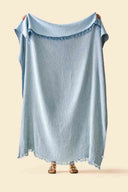 Fouta en gaze de coton bleu WARO entièrement déployée, mettant en valeur la légèreté du tissu.