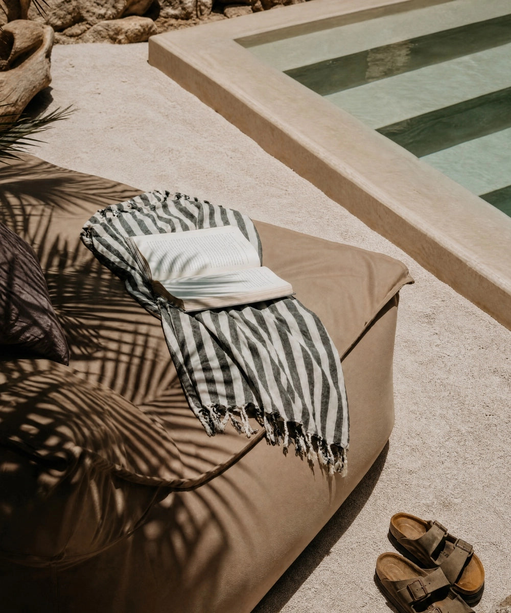 fouta rayee noire posee sur un fauteuil