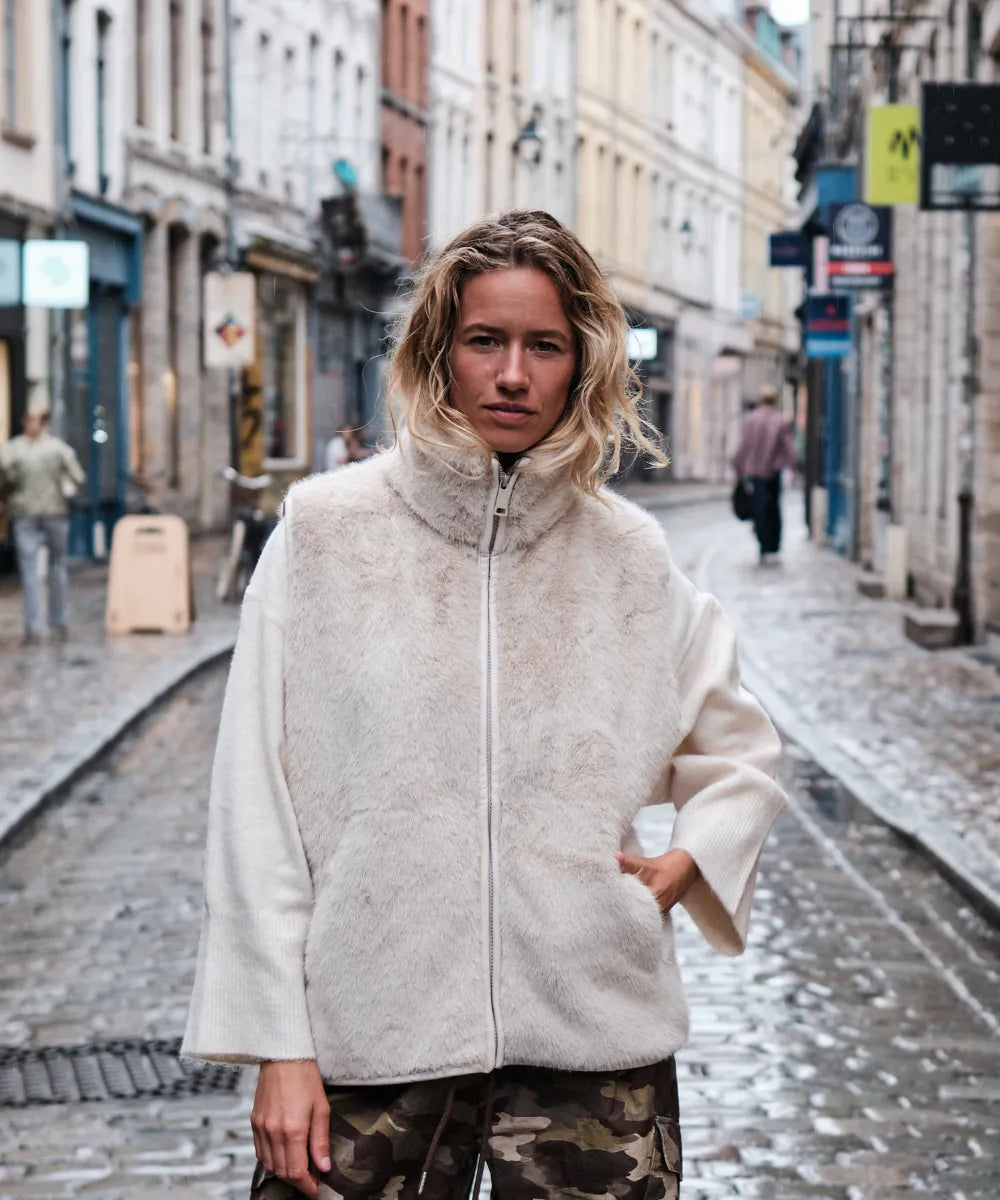 Gilet sans manches fourrure ivoire waro porte par une femme