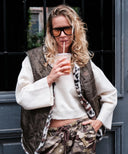 Gilet reversible kaki vache waro porté par une femme 