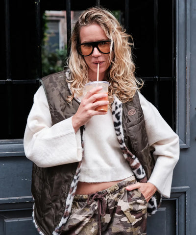 Gilet reversible kaki vache waro porté par une femme 