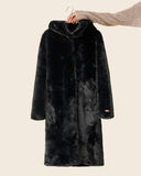 Manteau long en fausse fourrure noir présenté sur cintre, vue avant.