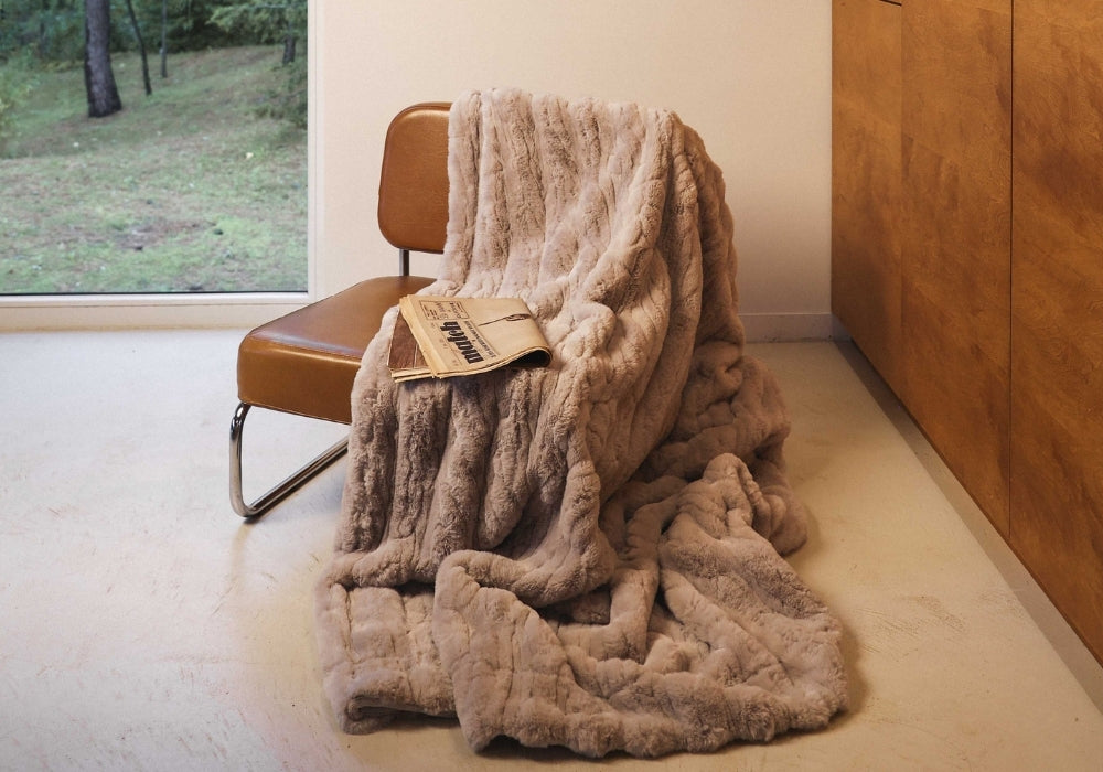 plaid marron sur un canape en cuir