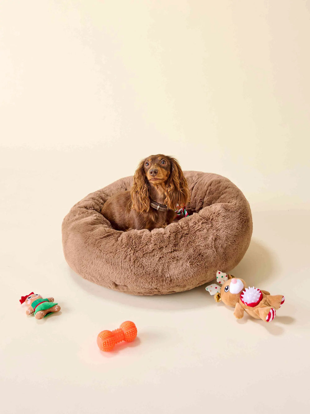 Panier pour chien WARO en fourrure marron ambiance cocooning.