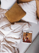 Détail de la texture teddy de la parure de lit avec coussins assortis