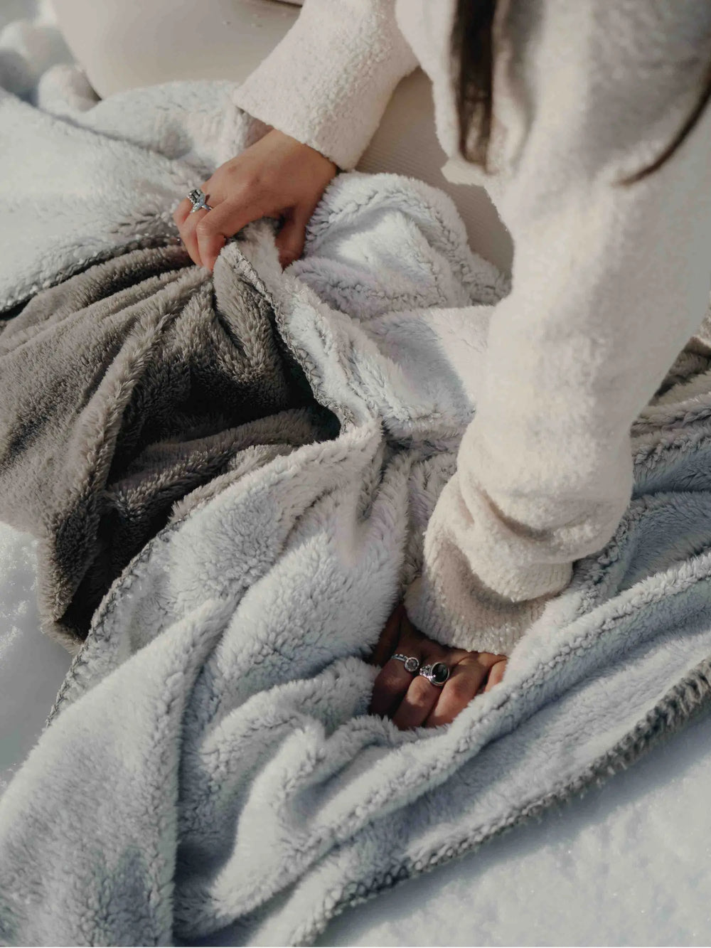 Close-up of the texture of WARO's cosy two-tone light grey frost plaid, an ultra-soft and comfortable fabric.