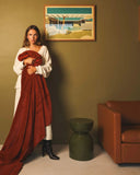 Plaid cosy WARO rouge rosewood porté en intérieur