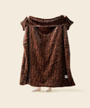 Plaid fausse fourrure cocon tendu par une personne
