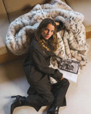 Vue du dessus du plaid fausse fourrure Léopard des Neiges WARO, texture douce et motif naturel.