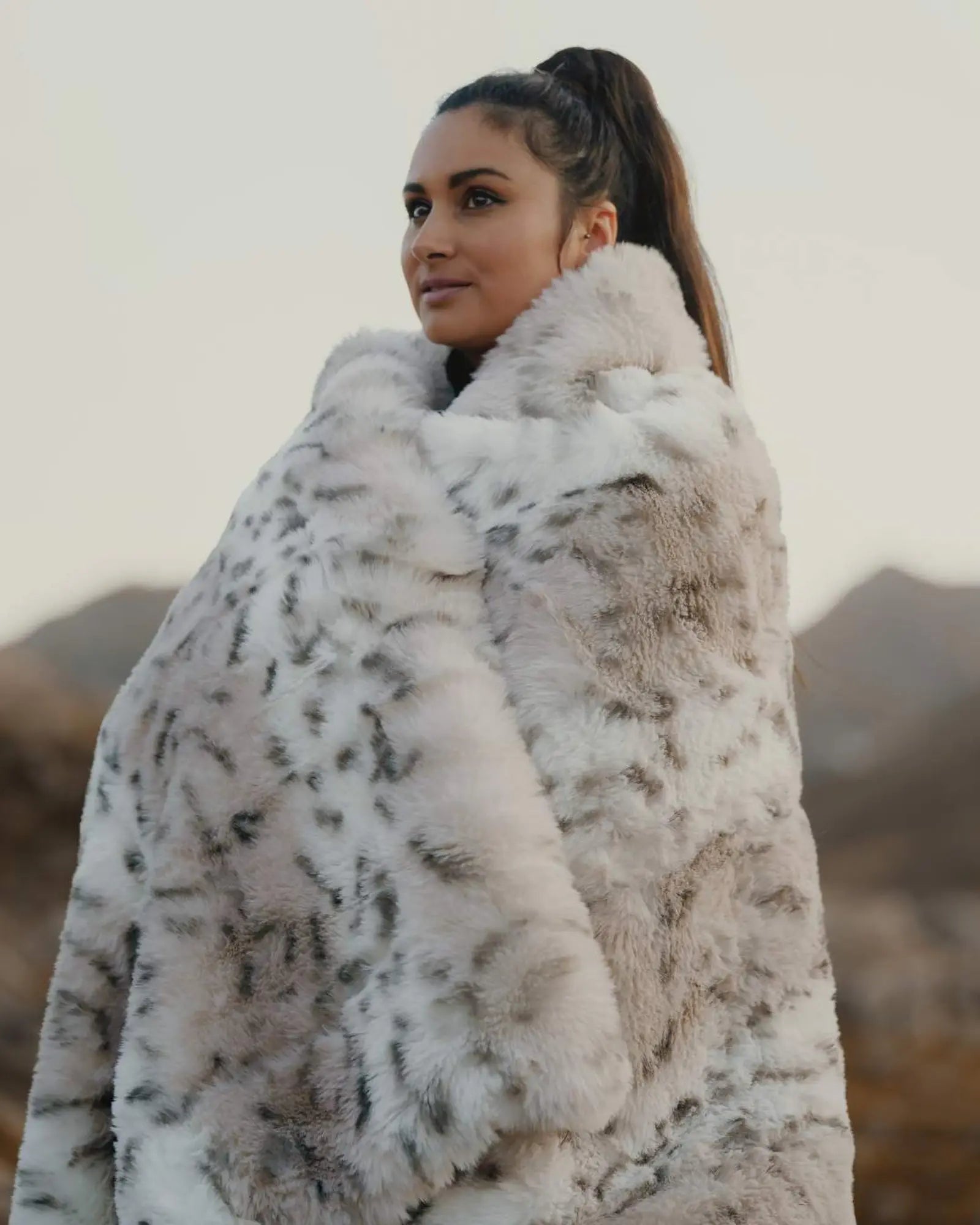 Faux fur throw - Snow Leopard thumbnail 5