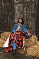 Plaid polaire canadien rouge WARO en ambiance rustique, couverture cocooning esprit nature et chalet