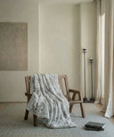 plaid polaire gris motif flocon de neige waro posé sur une chaise 
