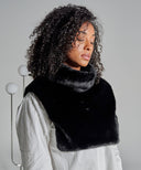 détail tissu plastron fausse fourrure noir accessoire hiver