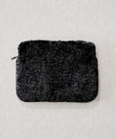 pochette ordinateur panthère noir waro posé à plat sur un fond beige 