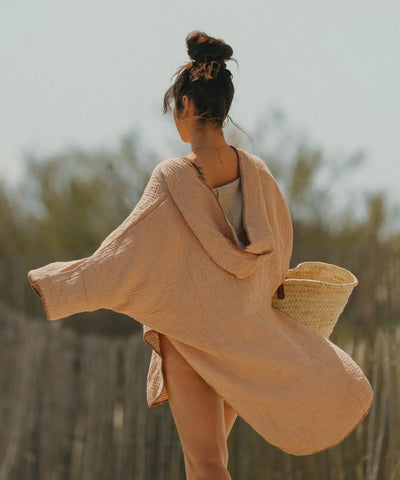WARO coffee cotton gauze poncho for outdoor wear, ideal for the beach or just relaxing.