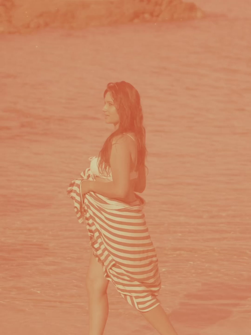 Fouta rayée grise porté par une femme 