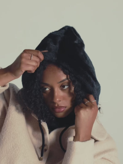 Vidéo de présentation de la cagoule en fausse fourrure noire, accessoire d’hiver chaud et ultra doux
