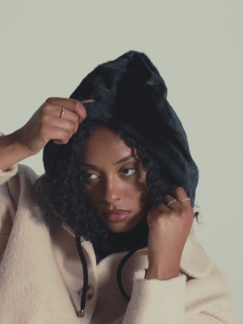 Vidéo de présentation de la cagoule en fausse fourrure noire, accessoire d’hiver chaud et ultra doux