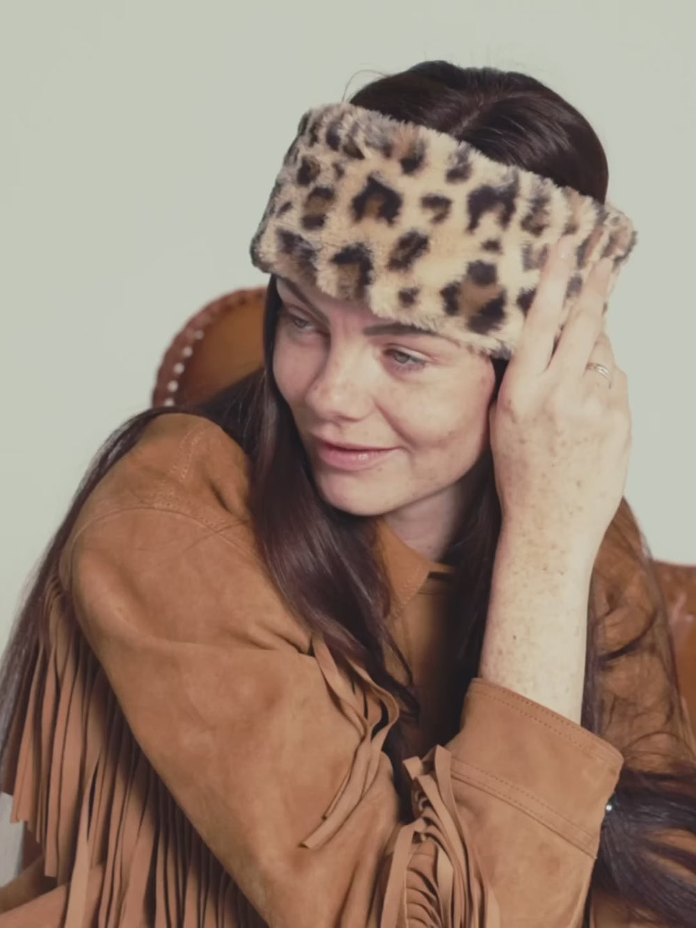 Vidéo de présentation du bandeau en fourrure léopard, accessoire d’hiver chaud, doux et tendance