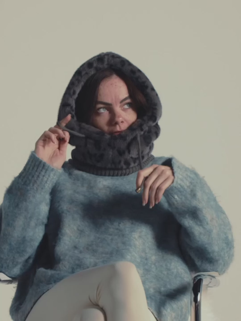 Vidéo de la cagoule en fausse fourrure léopard gris, chaude et ultra douce, idéale pour un style hivernal élégant et cocooning
