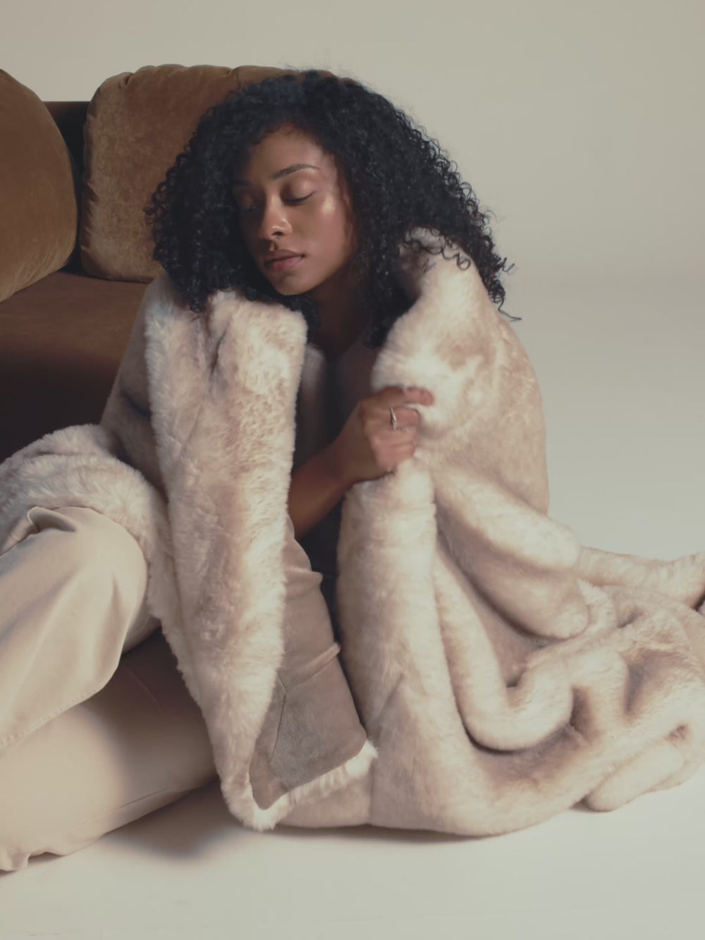Plaid en fausse fourrure Sensation beige WARO, douceur soyeuse et chaleur réconfortante pour un intérieur cocooning