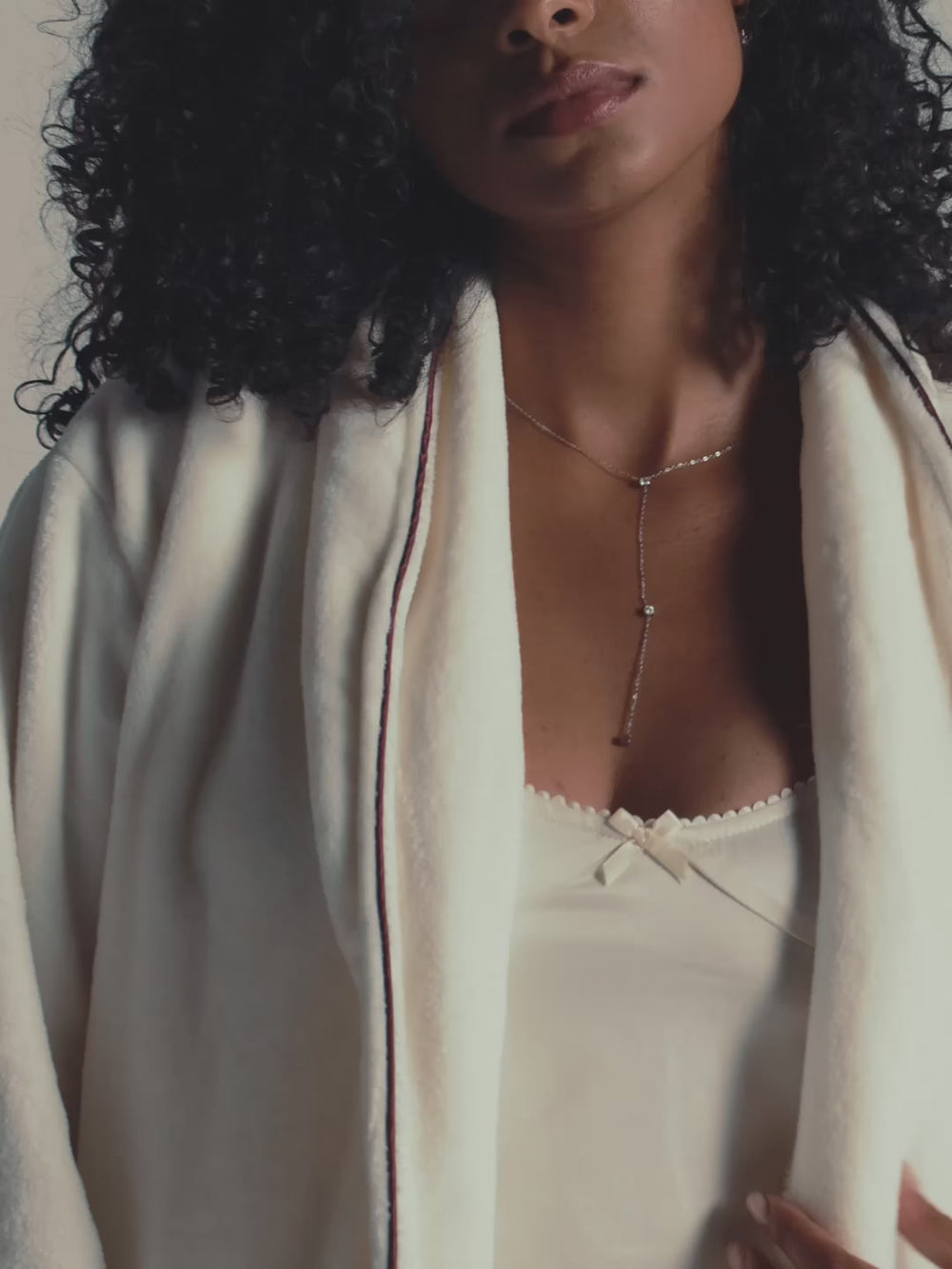 Peignoir Premium Blanc WARO – vidéo portée du peignoir