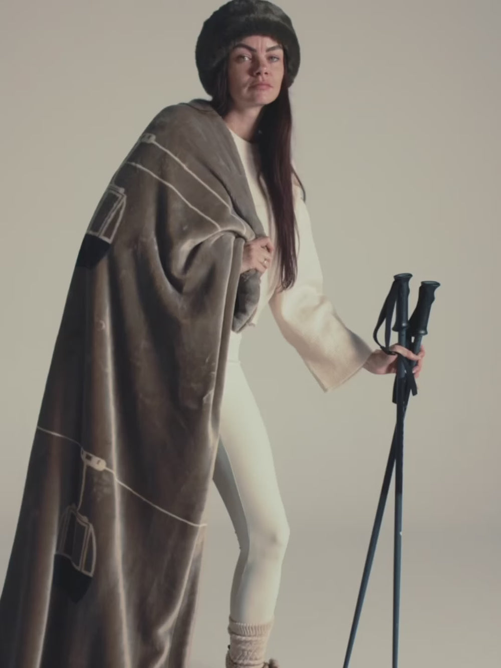 Vidéo du plaid polaire Télécabine taupe WARO, couverture douce et chaude au style montagne pour une ambiance cocooning