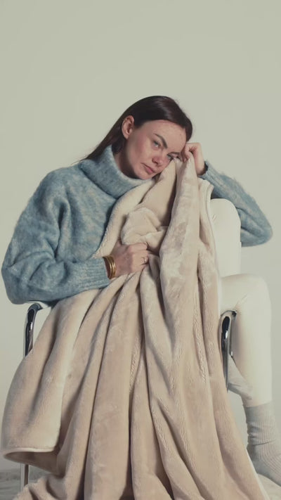 Vidéo du plaid polaire cosy beige, ultra doux et chaleureux, parfait pour une ambiance cocooning élégante et naturelle à la maison