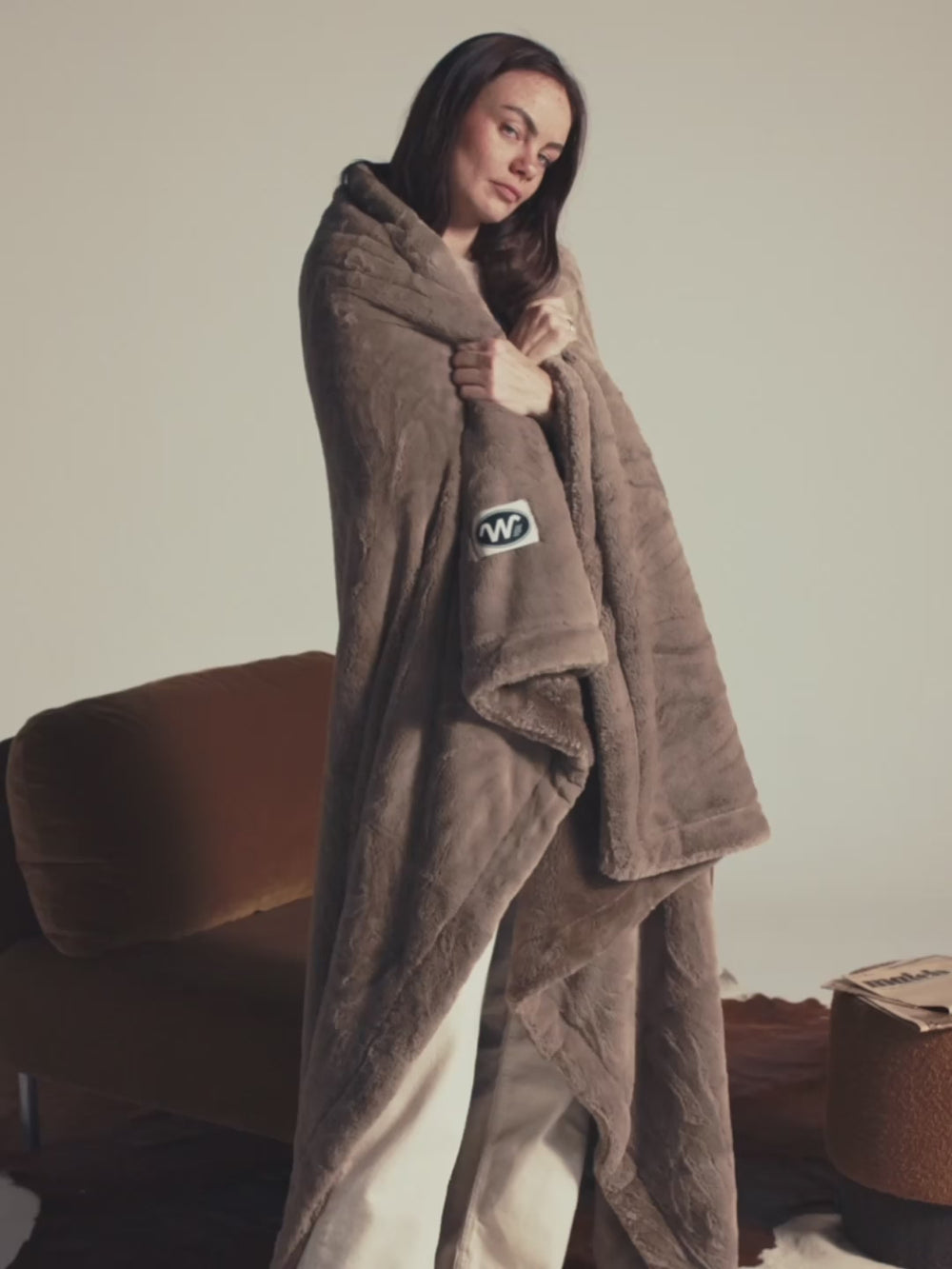 Vidéo du plaid polaire Tigre taupe WARO, couverture douce et chaude à motif animal pour une ambiance cocooning