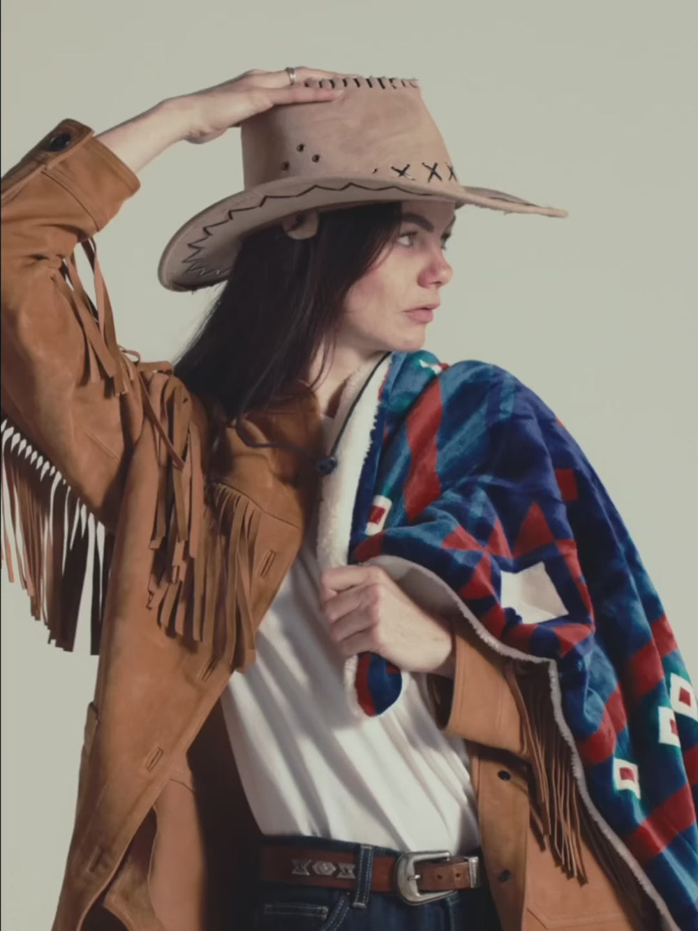 Vidéo du plaid polaire Navajos bleu WARO, couverture douce et chaude à motifs ethniques pour une ambiance cocooning