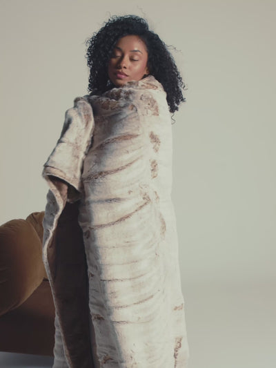 Plaid en fausse fourrure Frisson naturel marron WARO, toucher doux et chaleur enveloppante pour une ambiance cocooning