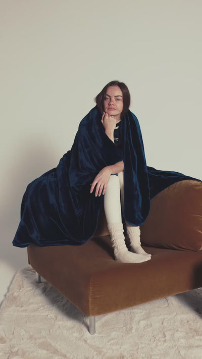 Vidéo du plaid polaire cosy bleu nuit, doux et enveloppant, idéal pour créer une ambiance cocooning élégante à la maison
