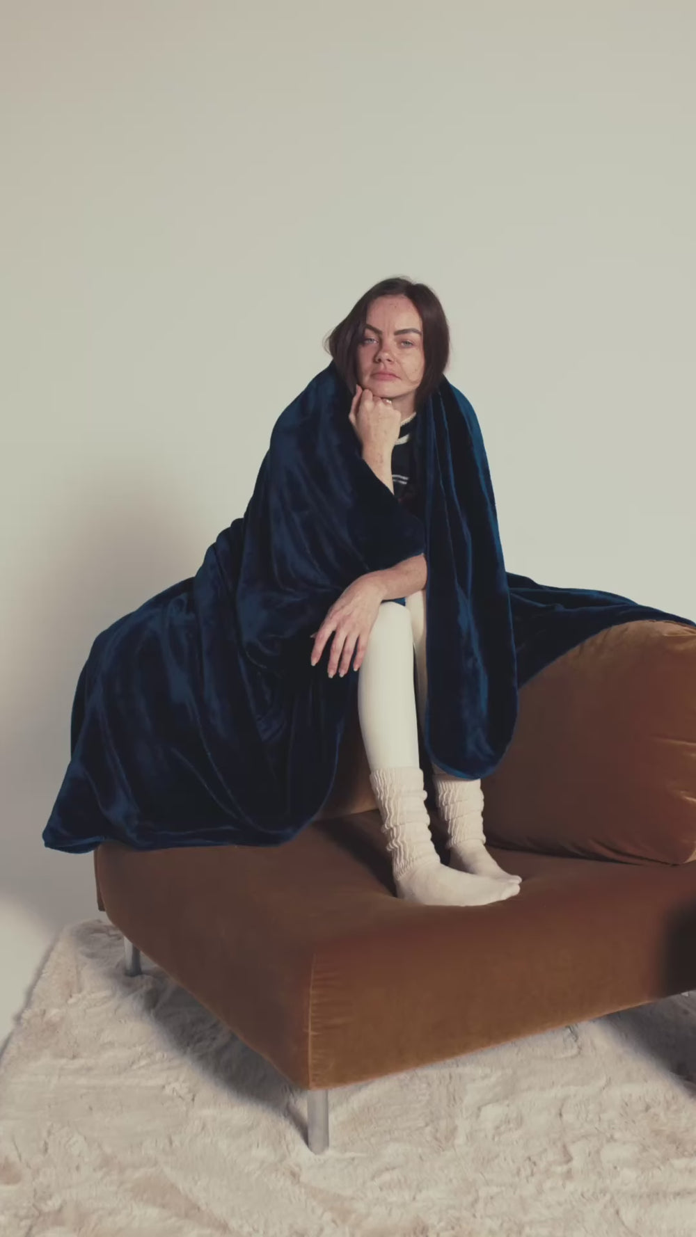 Vidéo du plaid polaire cosy bleu nuit, doux et enveloppant, idéal pour créer une ambiance cocooning élégante à la maison