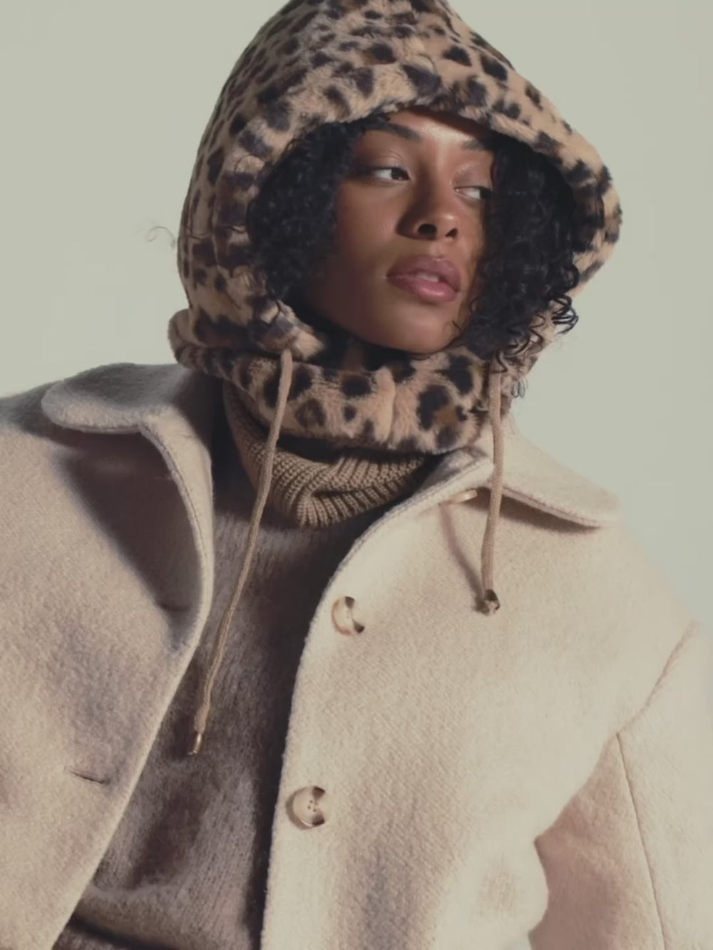 Cagoule en fausse fourrure léopard WARO, chaude et ultra douce, idéale pour un style hivernal audacieux et cocooning
