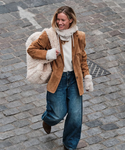 Sac teddy weekender waro porté par une femme