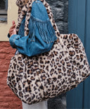 sac weekender leopard porté par une femme