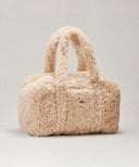 Sac weekender tedyy beige posé sur un fond beige 