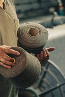 Savoir-faire textile WARO avec fils et fibres sélectionnés pour la fabrication de plaids haut de gamme