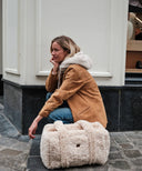 Sac weekender waro teddy posé au sol en compagnie d'une femme